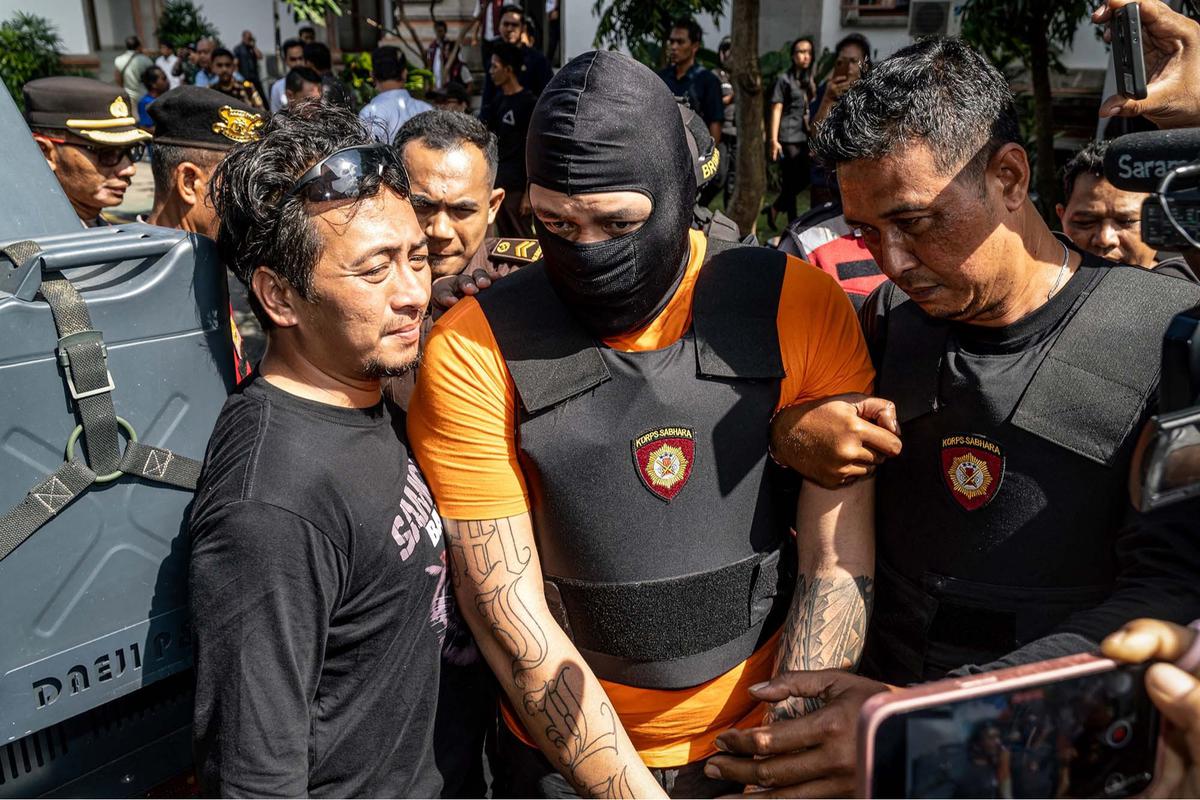 FOTO:  Momen Tiga WN Australia Digiring dengan Kaki Dirantai Saat Diserahkan ke Kejari Badung