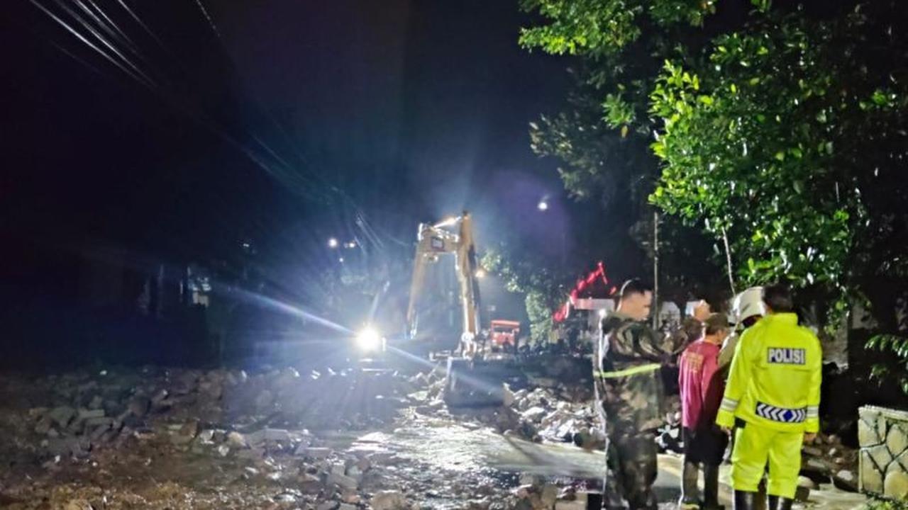 BPBD Trenggalek Gerak Cepat Atasi Longsor Jalur Bandung-Prigi, Akses Kembali Normal