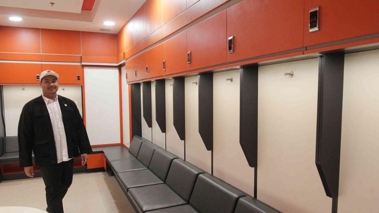 Sederet fasilitas mewah dan lengkap juga dimiliki JIS, yakni 4 ruang ganti pemain untuk home dan away, warming up room, dan press conference room yang terhubung dengan media room.