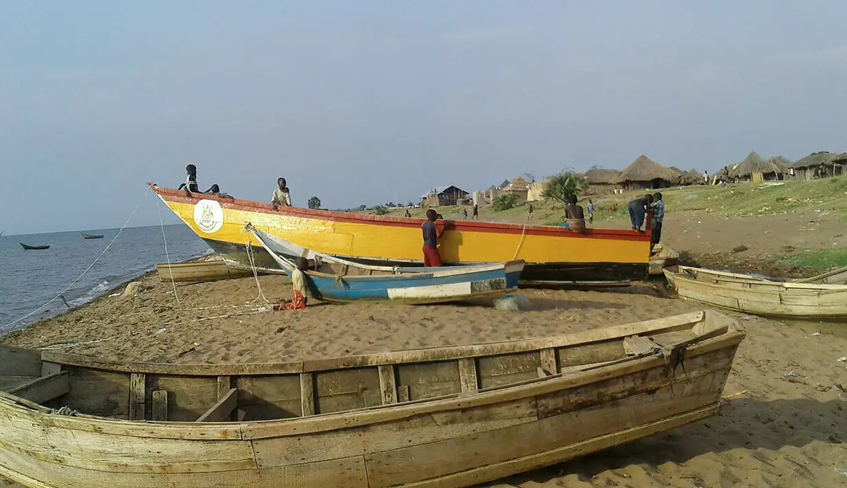 Perahu berwarna kuning dibawa kembali ke darat di Danau Albert, Butiaba, Uganda, Senin (26/12). Perahu  tim sepakbola dari distrik Buliisa itu menuju pertandingan tandang ke Hoima District yang rencananya berlangsung pada hari Natal. (AFP Photo)