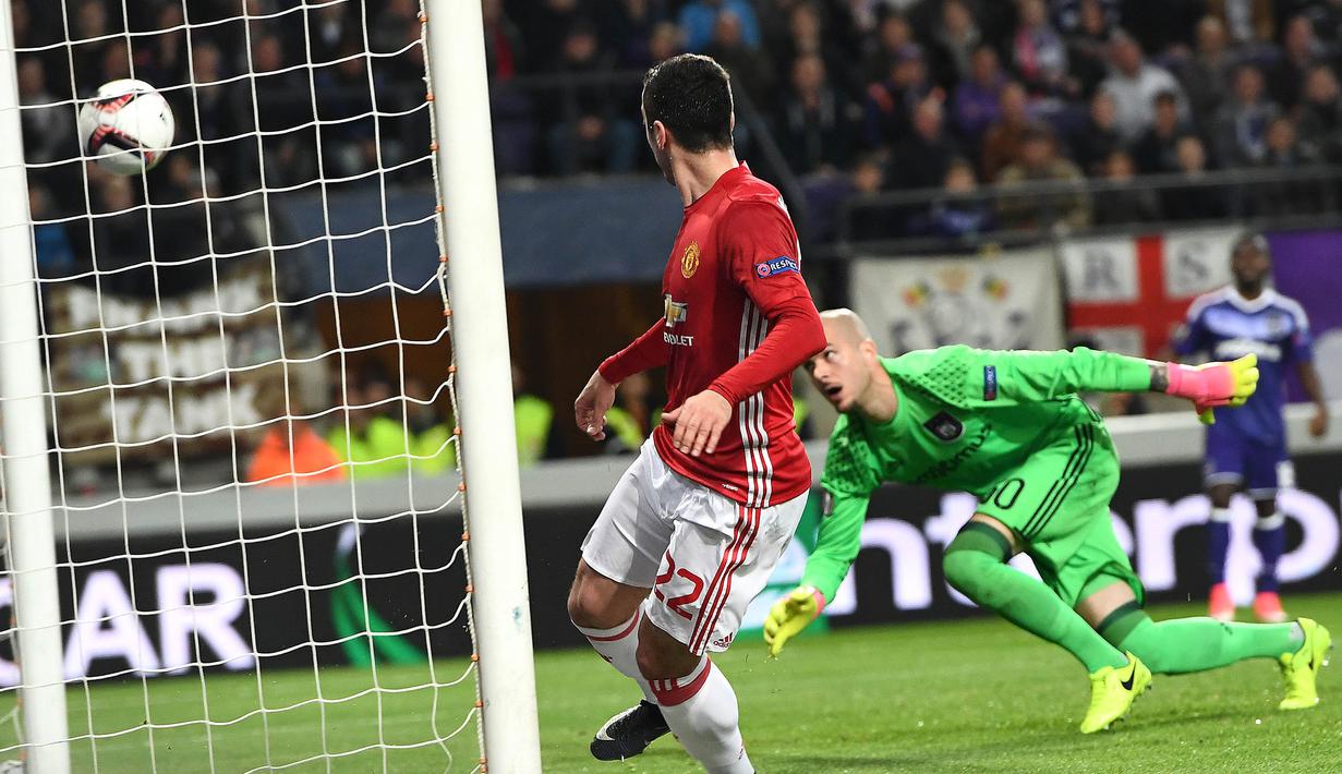 Proses terjadinya gol Manchester United yang dicetak Henrikh Mkhitaryan ke gawang Anderlecht pada laga Liga Europa di Stadion Constant Vanden Stock, Belgia, Kamis (13/4/2017). Kedua klub bermain imbang 1-1. (AFP/Emmanuel Dunand)