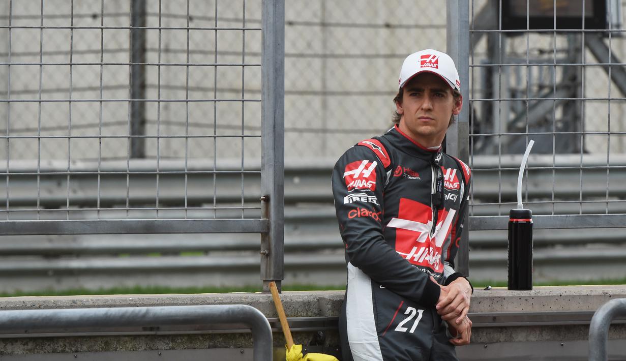 Esteban Gutierrez adalah pebalap Haas F1 musim ini. Namun, Gutierrez kehilangan kursinya itu untuk musim depan. Pebalap Brasil itu mengincar salah satu kursi Sauber dan Manor Racing untuk musim balapan F1 2017. (AFP/Greg Baker)
