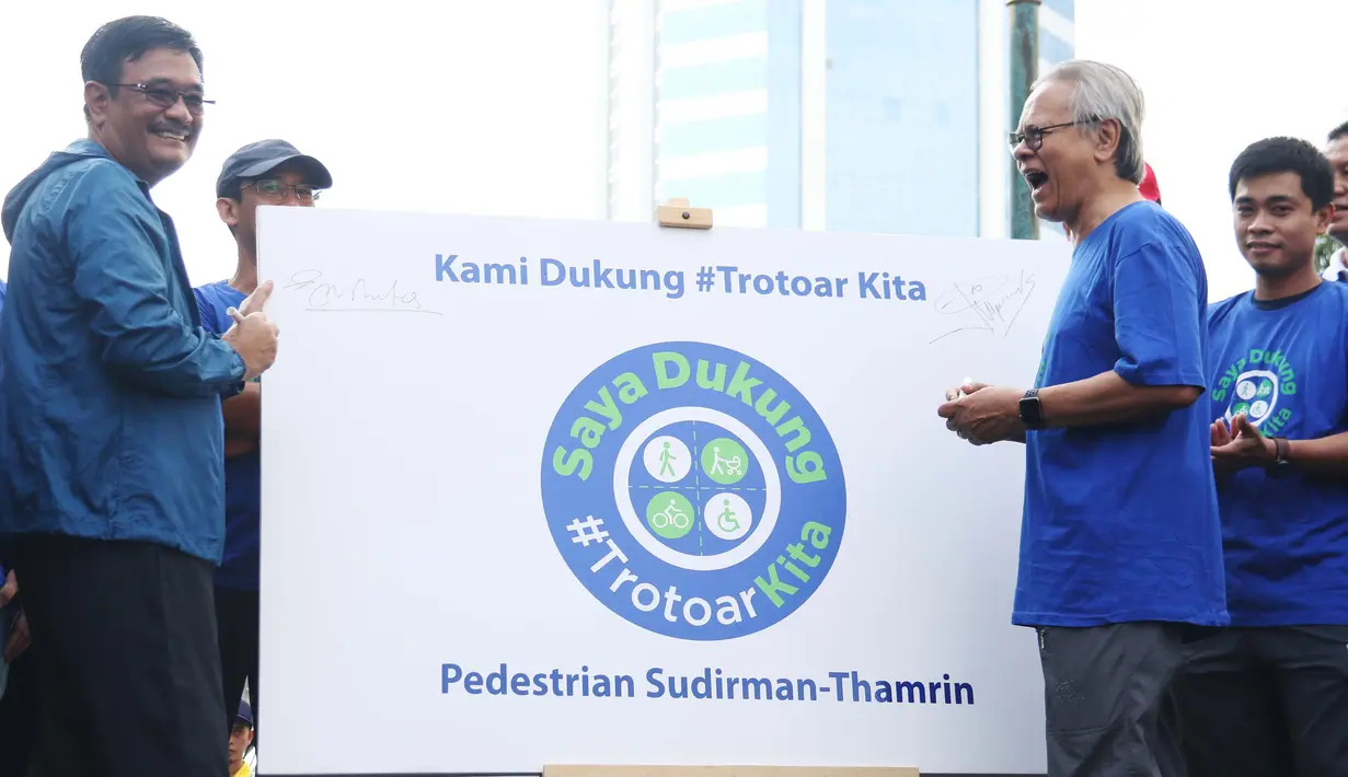Gubernur DKI Jakarta Djarot Saiful Hidayat meresmikan program #TrotoarKita di area car free day Bundaran HI, Minggu (8/10). Nantinya Jalan Jenderal Sudirman - MH Thamrin akan memiliki trotoar yang lebarnya mencapai 10 meter. (Liputan6.com/Angga Yuniar)
