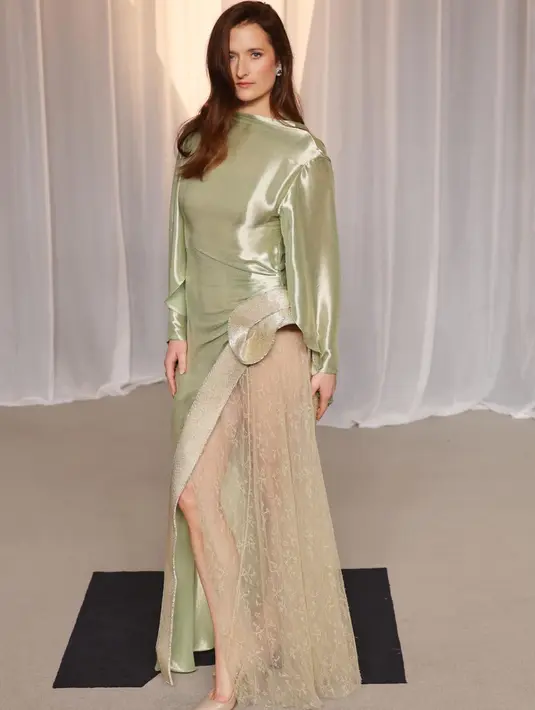 Grace Gummer mengenakan gaun Dior berbahan sutra warna hijau pastel dan emas, yang dipercantik dengan detail kain tule yang halus serta aksen pita di bagian samping. Ditambah dengan pulasan makeup dari Dior Beauty. / Foto dok: Dior.