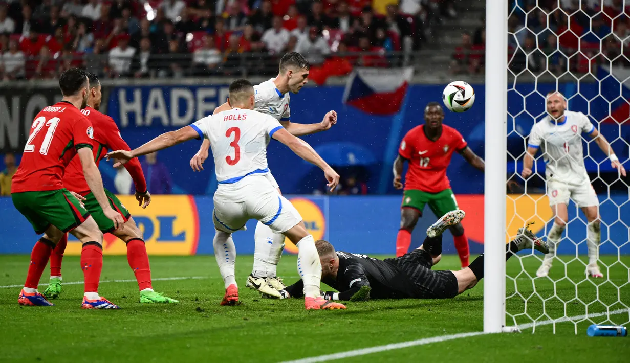 Portugal selamat dari kekalahan setelah gol bunuh diri Robin Hranac akibat salah mengantisipasi bola pantul hasil penyelamatan sang kiper, Jandrich Stanek. (Christophe SIMON / AFP)