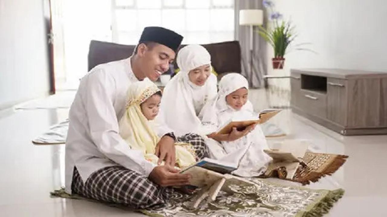 Begini Cara Sholat Berjamaah Bersama Anak yang Belum Baligh, Orangtua Harus Paham