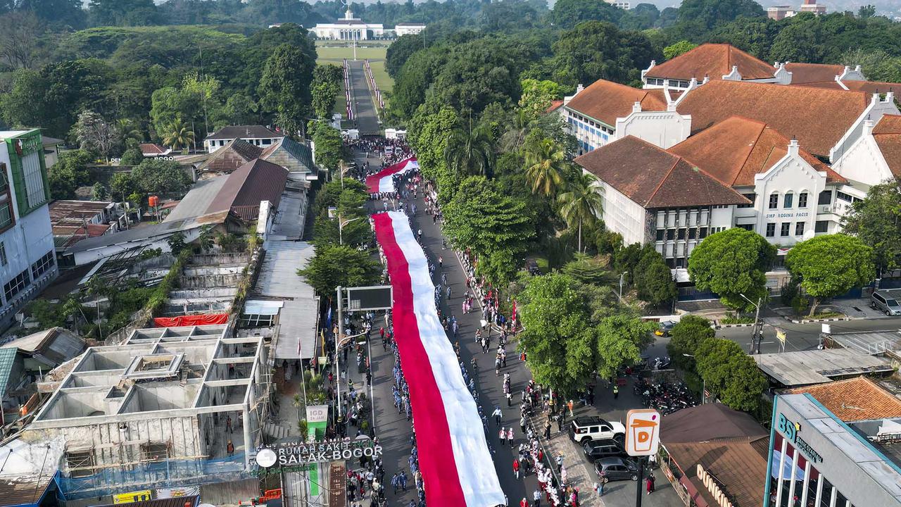 Ribuan Warga Bogor Ikuti Kirab Bendera Merah Putih Raksasa