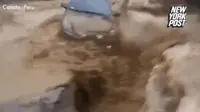 Mobil Terjang Banjir di Conate, Peru.(New York Post)