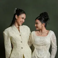 Intip gaya Ariel Tatum dan Yasmin Napper kenakan kebaya rancangan Didiet Maulana (@yasminnapper)