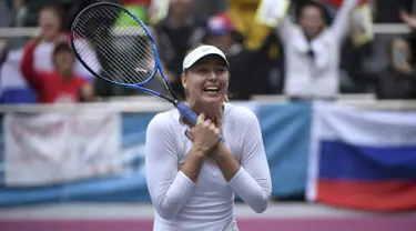 Ekspresi Maria Sharapova setelah memenangi pertandingan final tunggal wanita melawan Aryna Sabalenka dari Belarus pada turnamen tenis Tianjin Open di Tianjin (15/10). Sharapova menang 7-5 7-6 atas Sabalenka. (AFP Photo/Wang Zhao)