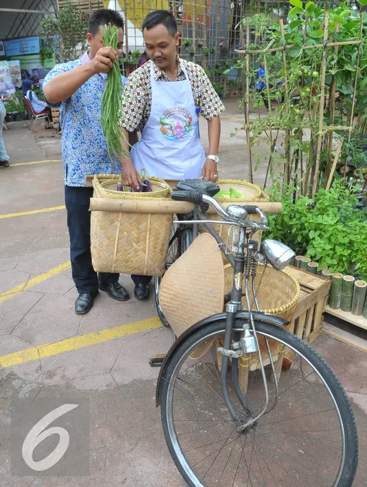 Pengunjung melihat sayur mayur saat Festival Napi Berkebun (FNB) 2015 di Pasar Festival Gelanggang Olahraga Soemantri Brodjonegoro, Kuningan, Jakarta Selatan, Jumat, (18/12/15). (Liputan6.com/Faisal R Syam)