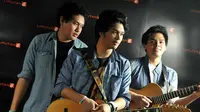 The Overtunes yang beranggotakan tiga bersaudara yakni Mikha Angelo, Reuben, dan Mada berkunjung ke kantor redaksi Liputan6.com, SCTV Tower, Senayan, Jakarta Pusat. (Liputan6.com/Panji Diksana)