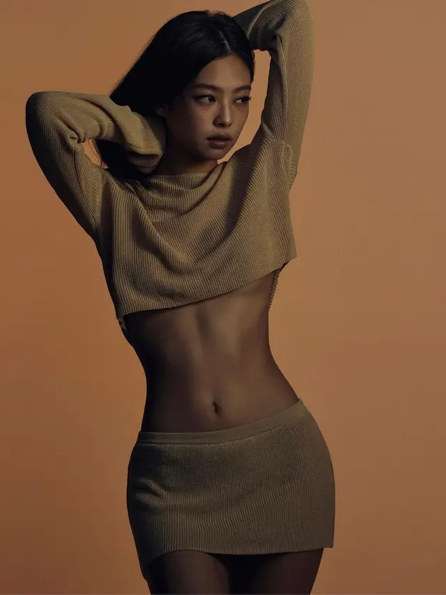 Jennie BLACKPINK Kembali Bergaya Underboob di Kampanye Terbaru Calvin Klein