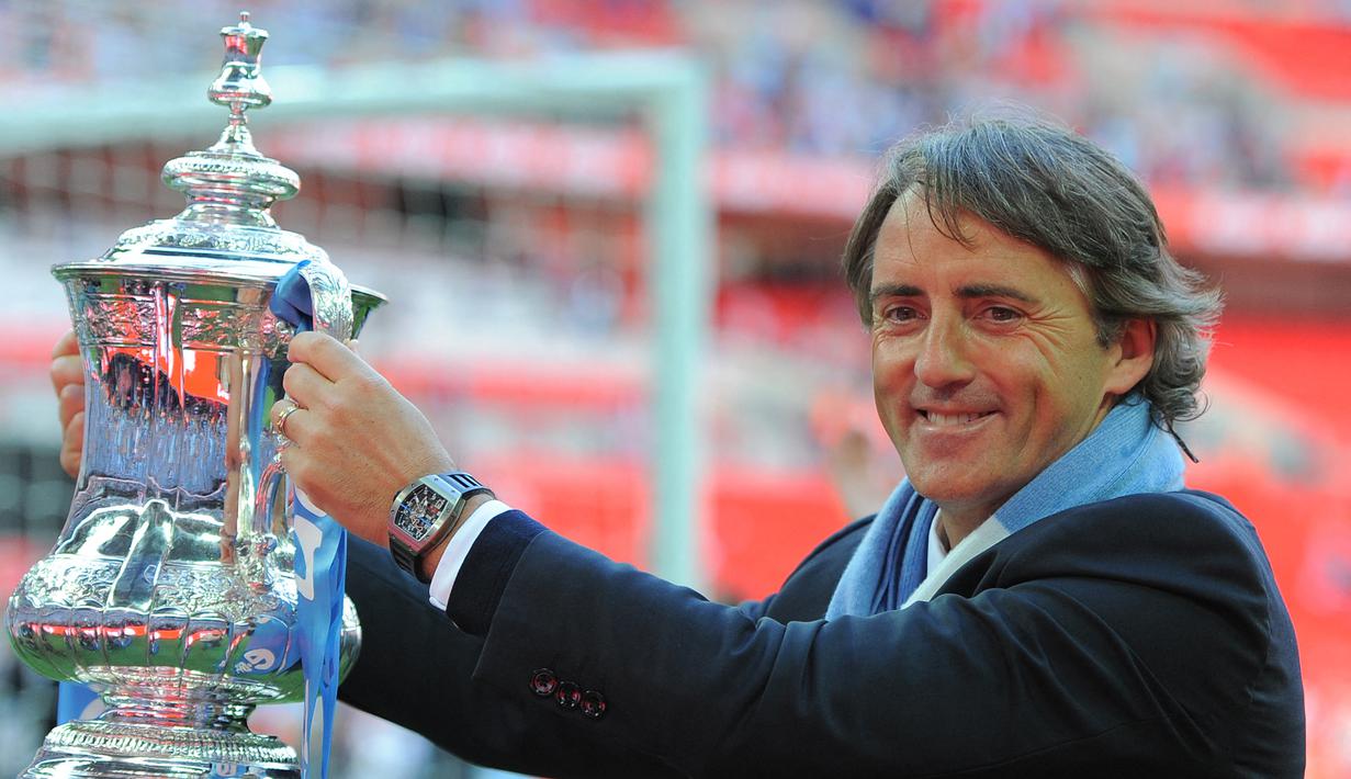 Roberto Mancini. Memiliki durasi yang sama dengan Sven Goran Eriksson di Lazio yaitu selama 3 musim, mulai 1997/1998 hingga 1999/2000. Sebagai manajer telah menangani 6 klub, Fiorentina, Lazio, Inter Milan, Manchester City, Galatasaray dan Zenit serta Timnas Italia. (AFP/Andrew Yates)