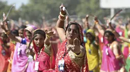 Wanita dari komunitas Shatriya menari dengan pedang untuk menetapkan rekor dunia dalam upacara penobatan raja Rajkot ke-17, Thakorsaheb Mandhatasinh Jadeja di Rajkot,  Ahmedabad, India (28/1/2020).  Lebih dari 2.000 wanita mencetak rekor dunia mengikuti tarian pedang. (AFP/Sam Panthaky)