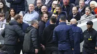 Manajer interim Tottenham Hotspur, Cristian Stellini ribut dengan manajer Brighton &amp; Hove Albion, Roberto De Zerbi. (AP/Zac Goodwin).