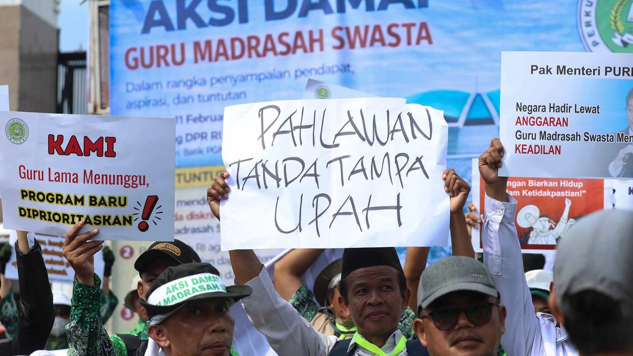 FOTO: Aksi Guru Madrasah Swasta di Depan Gedung DPR