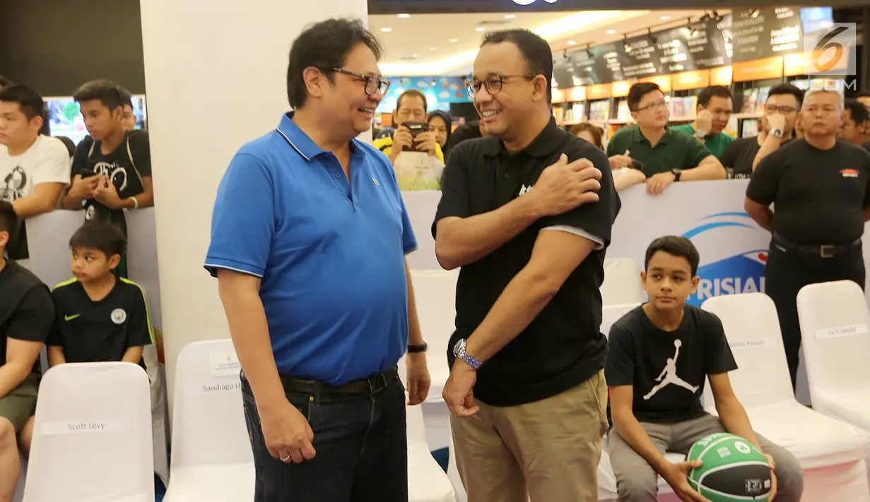 Gubernur DKI Jakarta Anies Baswedan berbincang dengan Ketum Partai Golkar sekaligus Menteri Perindustrian Airlangga Hartarto di Pluit Village Mall, Jakarta, Minggu (29/7). Mereka hadir pada acara National Training Camp Jr NBA. (Liputan6.com/Fery Pradolo)
