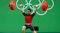 Atlet angkat besi Indonesia Triyatno saat berusaha mengangkat beban  di kelas 69 kg putra pada Olimpiade Rio 2016, Rabu (10/8). Indonesia gagal menambah medali pada cabang angkat besi Olimpiade Rio 2016. (REUTERS/Yves Herman)