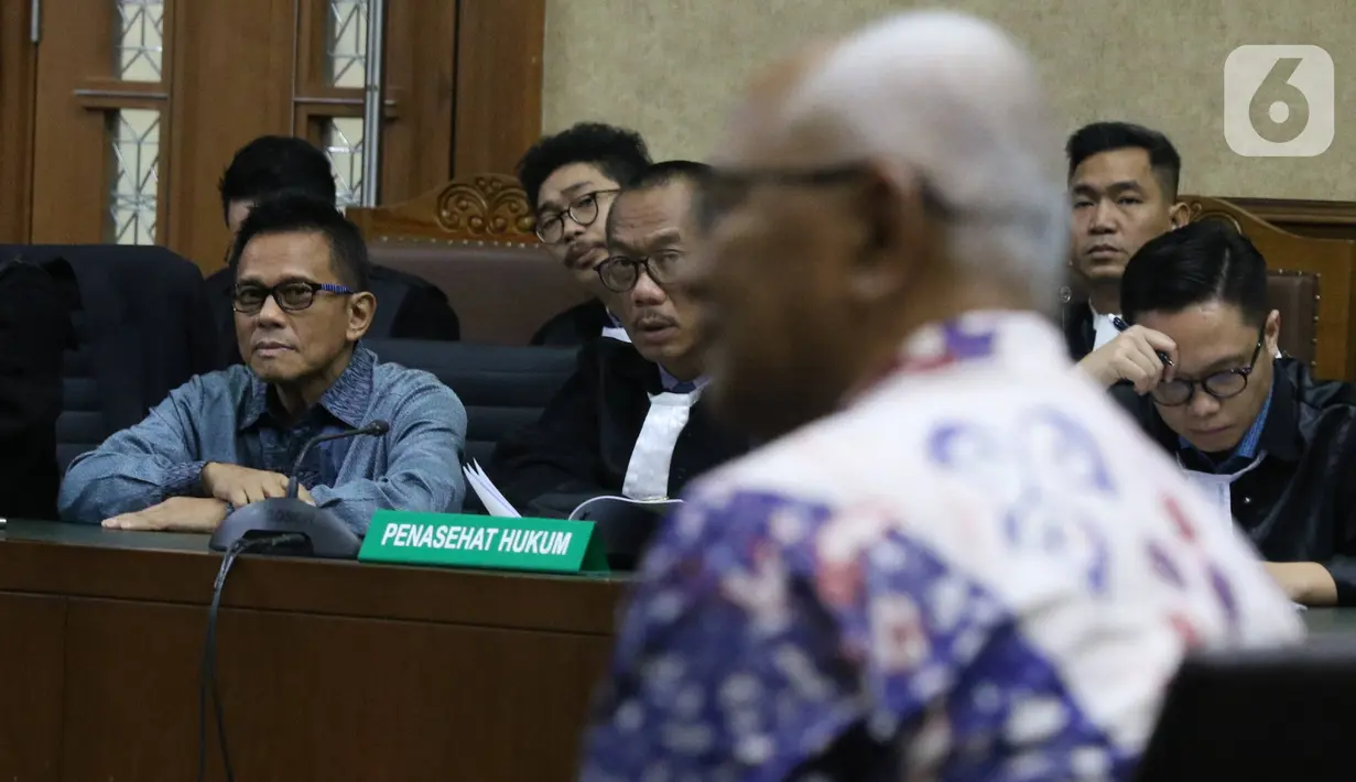 Terdakwa suap pengadaan pesawat dan mesin pesawat di PT Garuda Indonesia, Soetikno Soedarjo mendengarkan keterangan saksi di Pengadilan Tipikor Jakarta, Kamis (30/1/2020). Sidang beragendakan mendengarkan keterangan dua saksi, Kabul Riwanto dan Welfridus Korbaho. (Liputan6.com/Angga Yuniar)