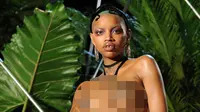 Slick Woods yang sedang hamil berpose mengenakan lingerie di atas runway Savage x Fenty Show pada hari terakhir New York Fashion Week di Brooklyn, Rabu (12/9). Model 22 tahun itu mengenakan lingerie berdetail cut-out warna hitam. (AP/Diane Bondareff)