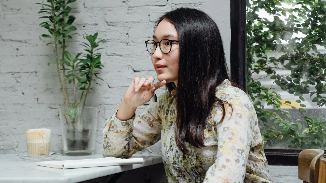 perempuan berpikir