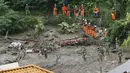 Tim penyelamat melakukan operasi pencarian di lokasi tanah longsor di Atami, Minggu (4/7/2021). Pemerintah menurunkan sekitar 700 orang dari polisi prefektur Shizuoka, petugas pemadam kebakaran dan militer Jepang melanjutkan upaya pencarian dan penyelamatan korban. (Kyodo News via AP)