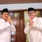 Prabowo Subianto (kiri) disambut Zulkifli Hasan saat menghadiri acara Buka Puasa Bersama di Rumah Dinas Ketua MPR RI, Jakarta, Senin (22/6/2015). Presiden dan sejumlah tokoh Parpol tampak hadir dalam acara tersebut. (Liputan6.com/Faizal Fanani)