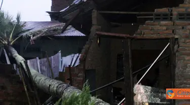 Citizen6, Delitua: Puluhan rumah yang diterpa angin puting beliung terparah terjadi di Jalan Pamah, Kelurahan Delitua Barat, Kecamatan Delitua. Selain itu terletak di Gang Bunga, Gang Djafar, Gang Sawah dan beberapa rumah lainnya. (Pengirim: M. Ali S)