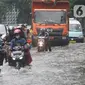 Titik-titik banjir berada di sejumlah lokasi di Jakarta Barat dan Jakarta Selatan. (merdeka.com/Arie Basuki)