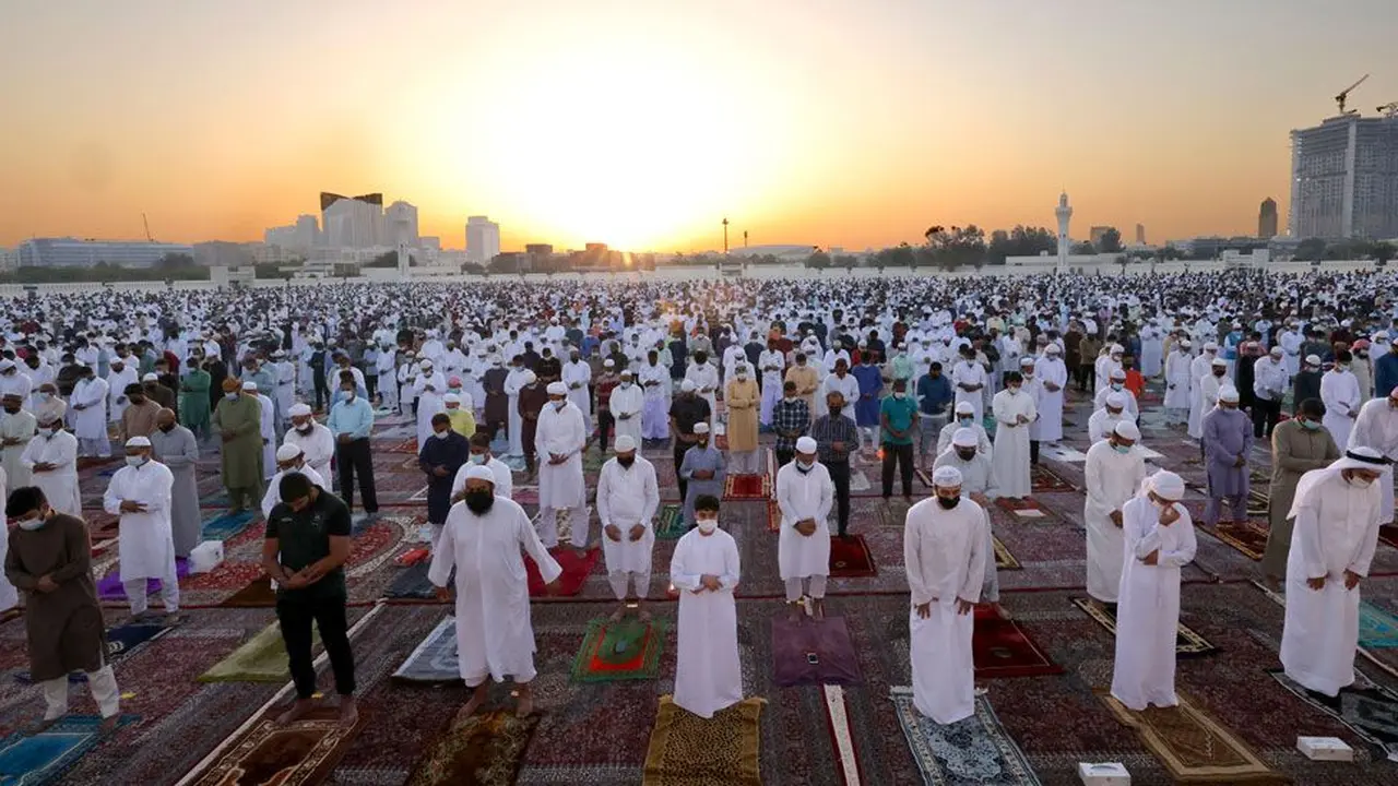 Para jamaah melakukan sholat Idul Fitri di Dubai, di area pelabuhan tua emirat. (Foto: KARIM SAHIB / AFP)