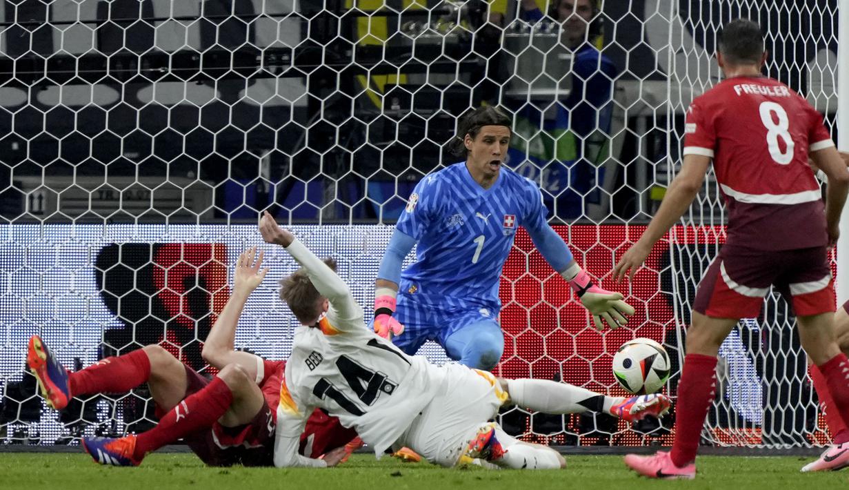 Striker Timnas Jerman, Maximilian Beier (tengah) berusaha mencetak gol ke gawang Timnas Swiss pada laga matchday ketiga Grup A Euro 2024 di Waldstadion, Frankfurt, Jerman, Minggu (23/6/2024). (AP Photo/Martin Meissner)