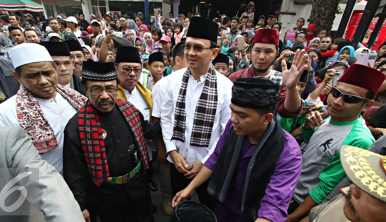 Gubernur DKI Jakarta Basuki T Purnama saat menghadiri Festival Palang Pintu 2016 di Kemang, Jakarta, Sabtu (28/5). Event tahunan tersebut diselenggarakan merayakan HUT ke-489 DKI Jakarta yang digelar pada 28-29 Mei 2016. (Liputan6.com/Immanuel Antonius)