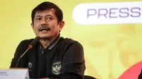 Direktur Teknik PSSI, Indra Sjafri memberikan keterangan kepada media terkait kondisi terbaru Timnas Indonesia U-17 selama Piala Dunia U-17 2023 yang berlangsung di Information Center Piala Dunia U-17, Grand Swiss-Belhotel, Jalan Bintoro, Surabaya, Sabtu (11/11/2023). (Bola.com/Bagaskara Lazuardi)