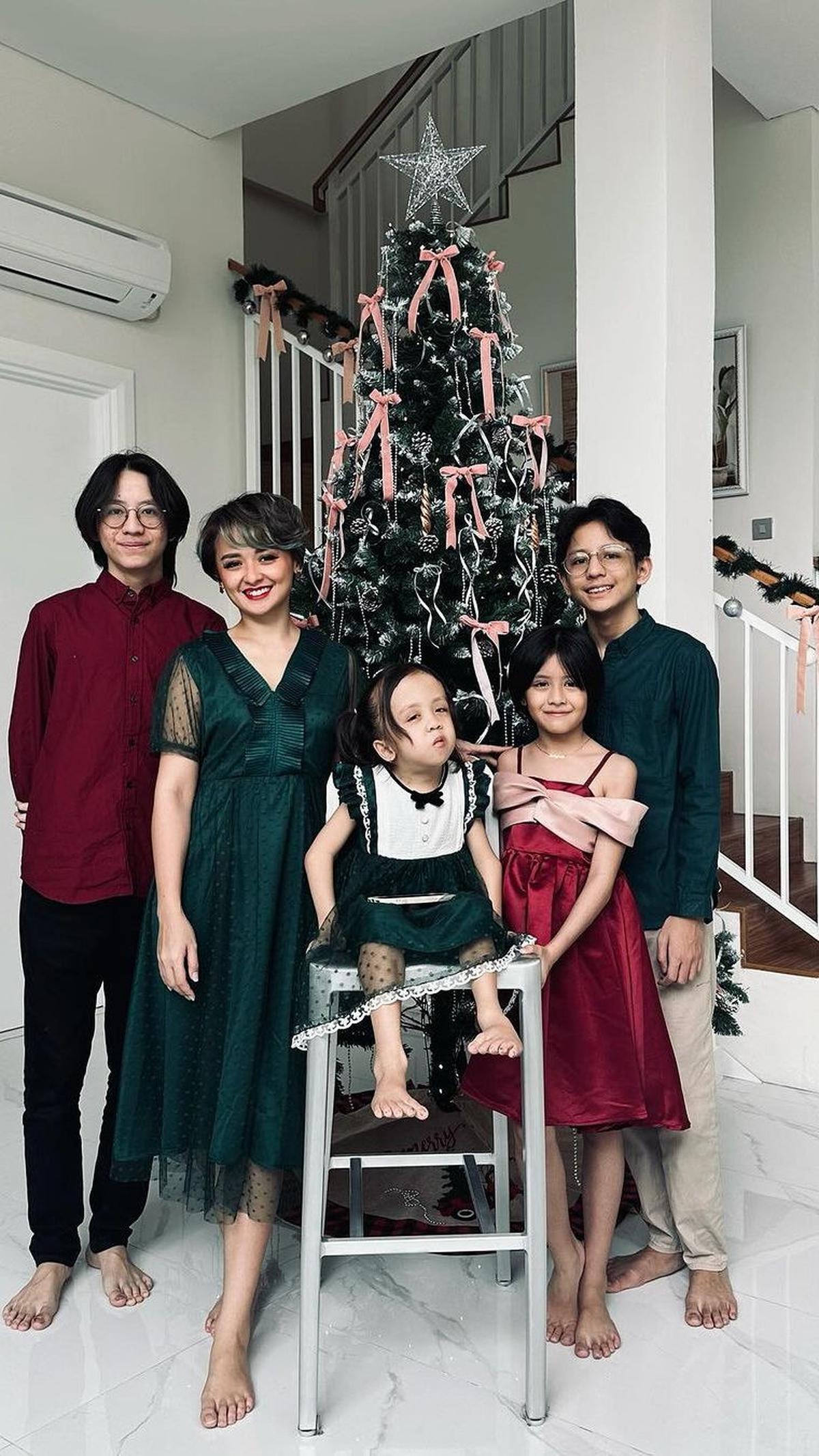 Joanna Alexandara selebriti yang memiliki anak lebih dari tiga. Joanna mempunyai  4 anak hasil pernikahan dengan mendiang Raditya Oloan Pangabean.