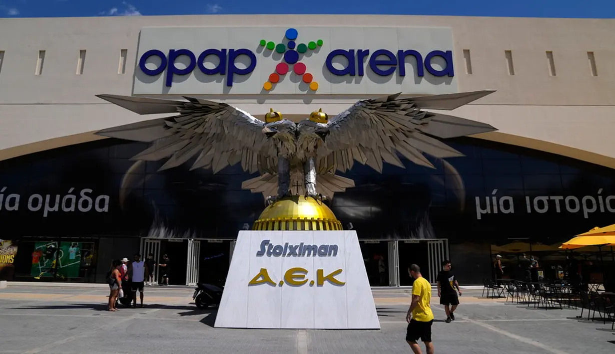 Bentrok berdarah pecah antara dua kelompok penggemar menjelang pertandingan Liga Champions, yang akan dimulai pada malam waktu setempat, dan polisi menambahkan bahwa 83 orang ditangkap setelah insiden tersebut. (AP Photo/Thanassis Stavrakis)