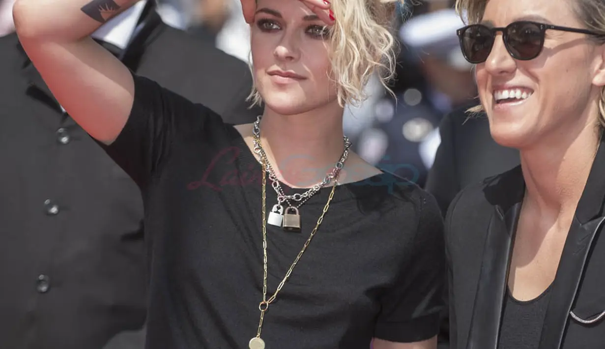 Dalam wawancara dengan majalah Elle, Kristen Stewart banyak blak-blakan tentang hubungan asmaranya dengan Alicia Cargile. Aktris berusia 26 tahun ini tengah menjalani hubungan dengan asisten pribadinya Alicia Cargile. (Dailymail/Bintang.com)