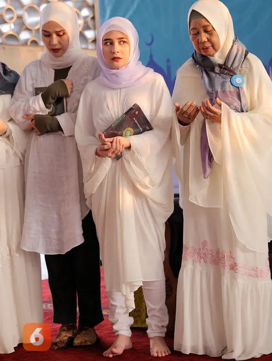 "Kampus, kuliah sekarang ada yang sampai sore, apalagi yang seprofesi sama aku, kita kerja setiap hari bahkan acara sahur sama buka puasa untuk menghibur jadinya jarang banget untuk menyempatkan diri membaca al Quran,"tambahnya. (Deki Prayoga/Bintang.com)