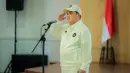 Menpora, Erick Thoir memberikan penghormatan kepada pemimpin dan peserta upacara dalam acara pengukuhan kontingen Indonesia untuk SEA Games 2025 di Auditorium Wisma Kemenpora, Senayan, Jakarta, Jumat (05/12/2025). (Bola.com/Bagaskara Lazuardi)