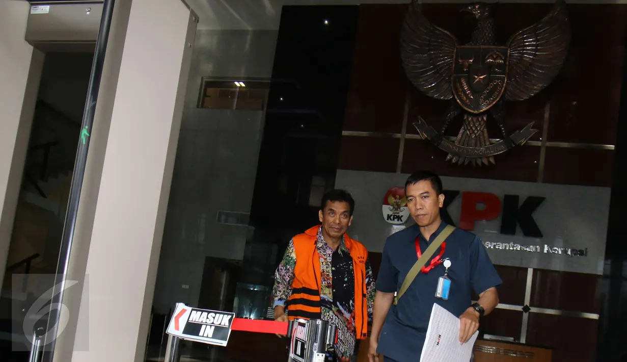 Wali Kota non-aktif Madiun, ‎Bambang Irianto dijaga petugas usai diperiksa KPK, Jakarta, Rabu (8/2). ‎Bambang Irianto tersangka dugaan penerima gratifikasi sebagai pemborong pembangunan Pasar Besar Kota Madiun 2009-2012.  (Liputan6.com/Helmi Afandi)