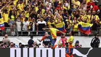 Pemain Kolombia Luis Diaz berselebrasi setelah mencetak gol pertama timnya melalui tendangan penalti dalam pertandingan Grup D Copa America 2024 melawan Kosta Rika di State Farm Stadium pada Sabtu (29/6/2024) pagi WIB. (Omar Vega/Getty Images/AFP)
