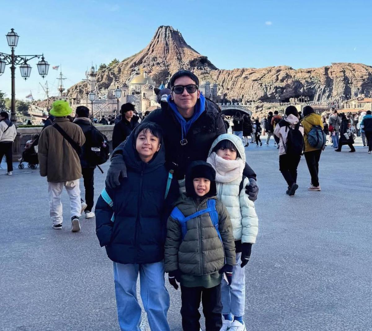Momen Liburan Natasha Rizky dan Desta ke Jepang Ajak Anak-Anak, Netizen Soroti Kekompakannya