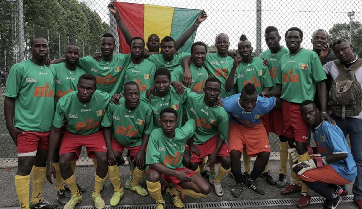 Pemain Mali sedang berfoto sebelum bermain melawan Guinea dalam turnamen sepak bola untuk kaum migran dan orang asing bertajuk "Balon Mundial" yang  diikuti 35 timnas putra dan 11 timnas putri. (AFP PHOTO/MARCO BERTORELLO)