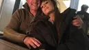 Tidak hanya pada Ariana, seperti yang dilaporkan Daily Mail terlihat Miller pun juga menyambut kedatangan Joan. Ia tampak memeluk dan memberikan semangat atas kejadian yang terjadi di konser Ariana.  (Instagram/arianagrande)