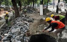 FOTO: Memantau Progres Perbaikan Turap di Pecahan Kali Ciliwung Ditargetkan Rampung pada September 2025