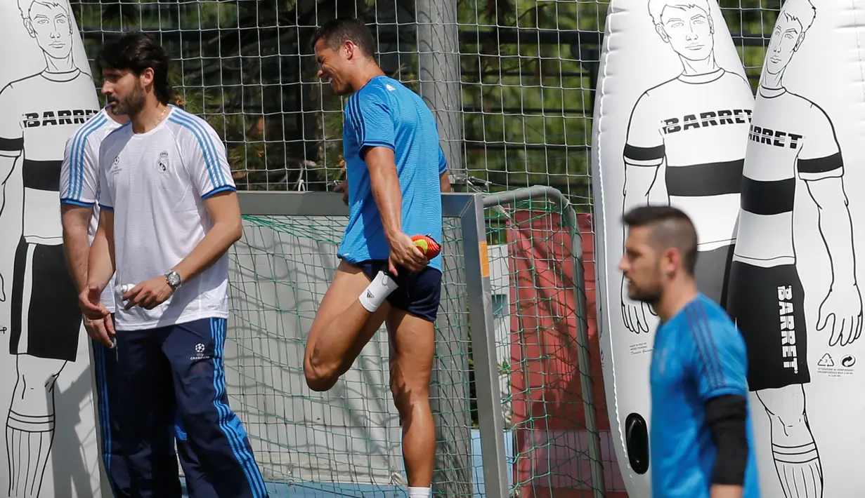 Penyerang Real Madrid, Cristiano Ronaldo terlihat kesakitan saat menjalani latihan di Valdebebas, Spanyol, (24/5). Real Madrid akan bertanding melawan Atletico Madrid di final liga Champions pada 29 Mei 2016. (REUTERS/Andrea Comas)