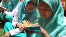 Santri membaca Al-Qur'an saat kegiatan Kemah Hari  Santri di Bogor, Selasa (22/10/2019). Pemerintah menetapkan 22 Oktober sebagai HSN bertepatan dengan Resolusi Jihad yang dikumandangkan  pendiri Nahdlatul Ulama KH. Hasyim Asyari untuk mempertahankan kemerdekaan RI. (merdeka.com/Arie Basuki)