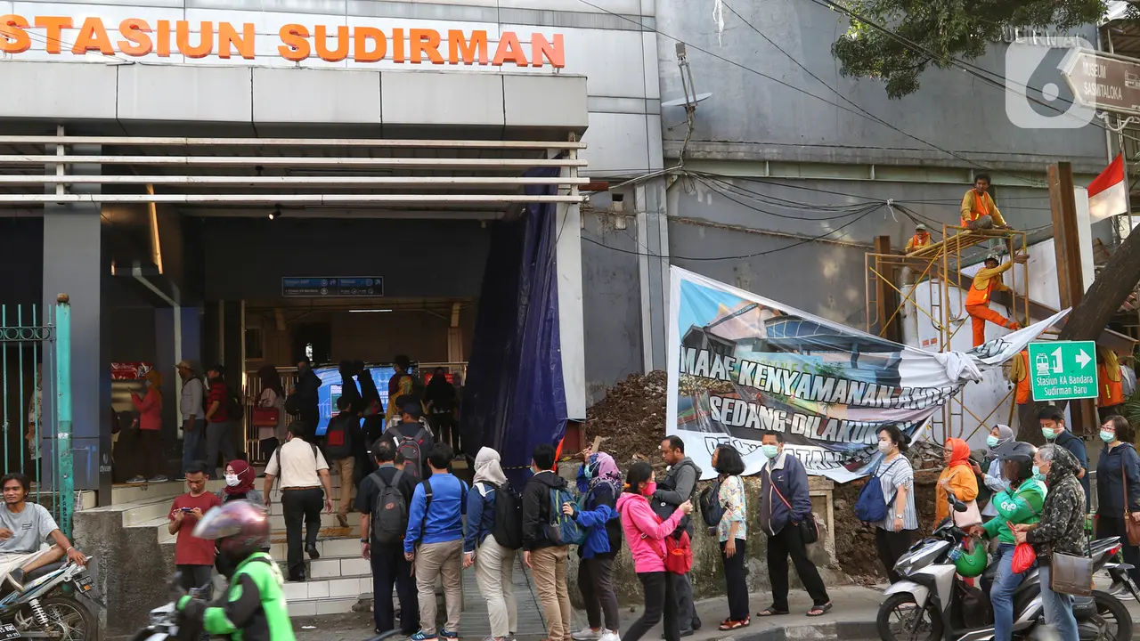 Antrean Terjadi di Stasiun Sudirman