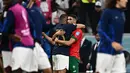 Penyerang Prancis Kylian Mbappe dan bek Maroko Achraf Hakimi saling menyapa pada akhir babak semifinal Piala Dunia 2022 di Al Bayt Stadium, Kamis (15/12/2022) dini hari WIB. Laga Perancis vs Maroko menjadi pertemuan antara dua pemain Paris Saint-Germain (PSG), Kylian Mbappe dan Achraf Hakimi. (GABRIEL BOUYS / AFP)