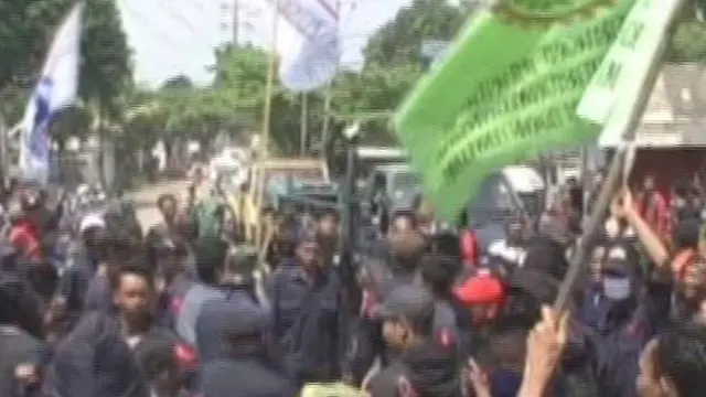 Polisi Bubarkan Buruh yang Memblokade Jalan ke Cikeas